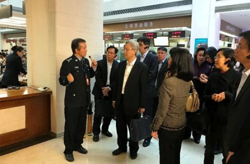 由公務員事務局局長羅智光（左三）率領的常任秘書長及部門首長訪問團參觀「市民之家」。