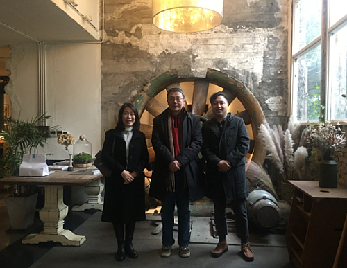 駐浙江聯絡處主任廖鳳嫻（左）與絲聯166文化創意產業園主任許恆（中）見面並參觀產業園。