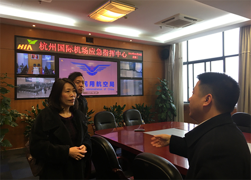 蕭山國際機場人員向駐浙江聯絡處主任廖鳳嫻(左一)介紹機場應急指揮中心。