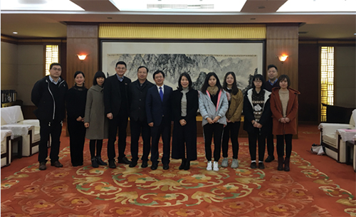 駐浙江聯絡處主任廖鳳嫻與寧波大學副校長、教職員和香港學生合影。