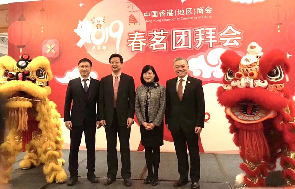 駐滬辦主任（右二）與商會會長（右一）、上海市港澳辦副主任（左二）及香港貿易發展局華東、華中首席代表（左一）合照