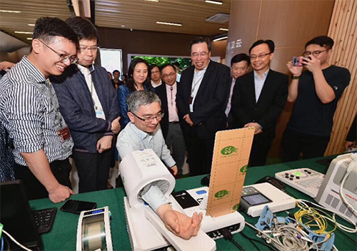 財經事務及庫務局局長劉怡翔（左三）現場體驗互聯網醫療的運作。