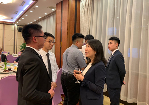駐浙江聯絡處主任廖鳳嫻（右二）與在場的香港同學交流。