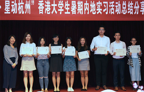 駐浙江聯絡處主任廖鳳嫻(左一)為實習學生頒發證書。