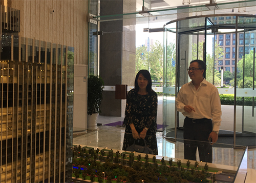 寧波甬商置業總經理莫定堅（右）向駐浙江聯絡處主任廖鳳嫻（左）就該公司的發展項目作詳細介紹。