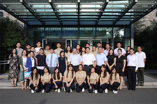 駐山東聯絡處副主任李嘉欣（第二排左五）與主辦單位及參加實習計劃的香港學生合照