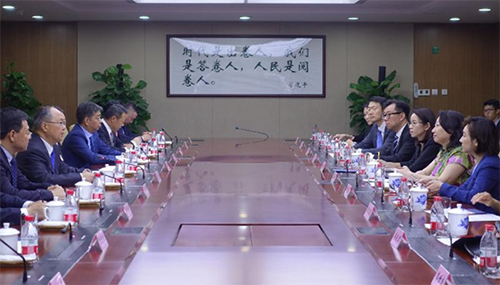 律政司司長鄭若驊資深大律師（右二）聯同香港法律和爭議解決業界人士，與上海市司法局局長陸衛東（左二）和上海市律師協會代表會面。