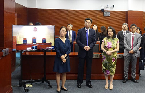 律政司司長鄭若驊資深大律師（前排右二）在上海海事法院院長汪彤（前排左二）陪同下，與香港法律和爭議解決業界人士參觀上海海事法院。