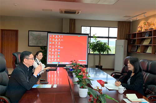 駐浙江聯絡處主任廖鳳嫻（右）聽取杭州國益路橋經營管理有限公司副總經理蔡鴻發（左一）介紹該公司營運情況及發展計劃。