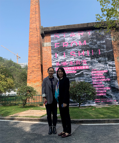 駐浙江聯絡處主任廖鳳嫻（右）在麗水市外事辦辦公室主任吳娜妮（左）陪同下，與其他國家嘉賓一同出席「2019麗水攝影節」活動，參觀攝影節主題展覽及麗水攝影基地。