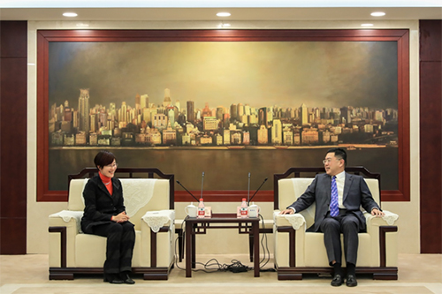 駐滬辦主任蔡亮（左）與黃浦區副區長陳卓夫（右）會面交談