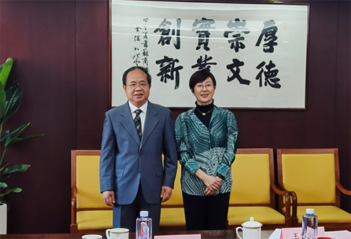 駐滬辦主任蔡亮（右）和江蘇省工商聯黨組書記顧萬峰（左）合照