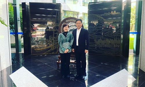 駐滬辦主任蔡亮（左）和江蘇省商務廳黨組書記趙建軍（右）合照