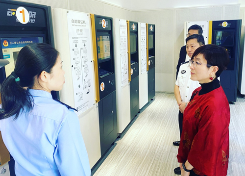 駐滬辦主任蔡亮（右一）在南京市公安局出入境管理支隊隊長黃玉輝（右二）陪同下參觀自助取證設施
