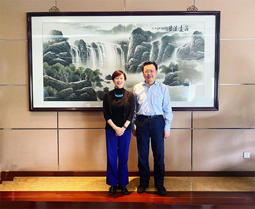 駐滬辦主任蔡亮（左）和蘇州市商務局局長方文浜（右）合照
