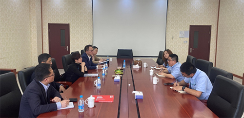 駐滬辦主任一行與蘇州賽騰精密電子股份有限公司總經理章榮林（右二）及其他代表會面