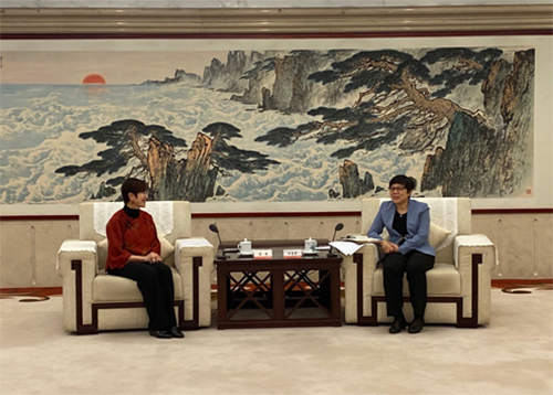 駐滬辦主任蔡亮（左）與山東省副省長任愛榮（右）會面