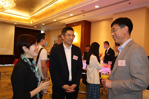 駐滬辦主任蔡亮（左）與青島市商務局副局長薛潤波（右）出席善用香港平台助力青島企業加快“走出去”投資推介會