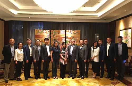 駐滬辦主任（左七）、香港貿易發展局青島代表匡春暉（右七）及其他在青港人港企代表合照