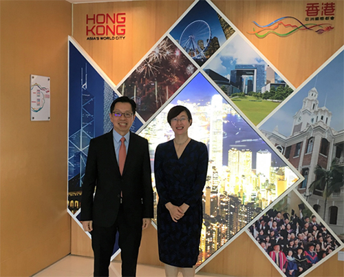 駐滬辦主任蔡亮（右）與新加坡駐滬總領事蔡簦合（左）合影