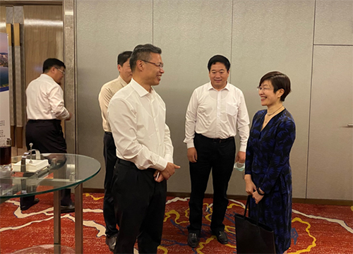駐滬辦主任蔡亮（右）與濟南市人民政府副市長尹清忠（左）會面