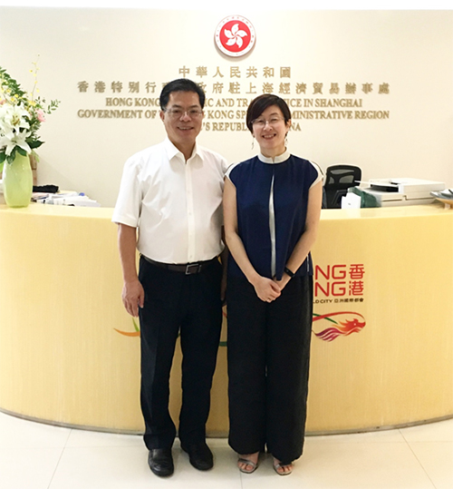 駐滬辦主任蔡亮（右）與江蘇省港澳辦副主任張松平（左）合影