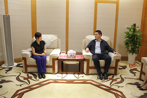 駐滬辦主任蔡亮（左）與靜安區副區長張軍（右）會面交談