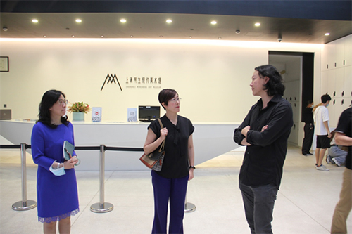 上海民生現代美術館副館長劉佳（右）向駐滬辦主任（中）介紹美術館的情況