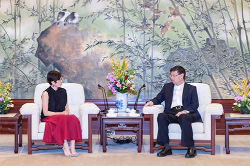 駐滬辦主任蔡亮（左）與上海市副市長許昆林（右）會面交談