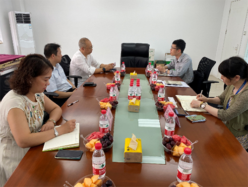 駐滬辦經貿關係總監龐錦輝(右二)與東嘉棉麻（常州）有限公司總經理鄒志偉(左三)會面交流