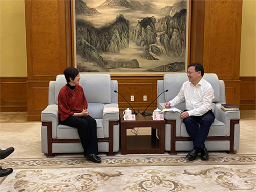 駐滬辦主任蔡亮（左）與浦東新區副區長吳強（右）會面交談