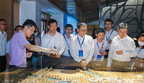 駐滬辦經貿關係總監龐錦輝（後排中間）和港資企業代表參觀廣富林文化遺址松江城市發展規劃館