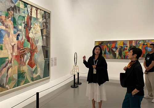 駐滬辦主任蔡亮（右二）參觀上海西岸美術館