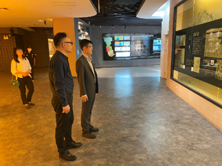 駐滬辦經貿關係總監龐錦輝(右)在泰州市商務局副局長韓潮(中)陪同下參觀泰州規劃展示館