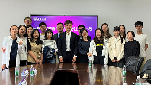 駐滬辦副主任勞逸民（中）與南京大學的香港學生代表座談後合影