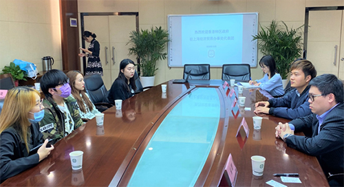駐滬辦副主任勞逸民（右二）與南京師範大學的香港學生代表座談