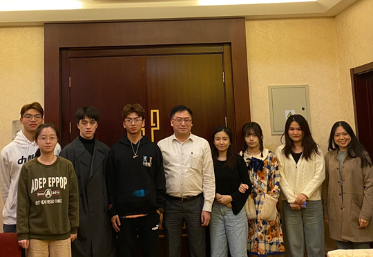 駐山東聯絡處副主任方明遠（左五）與山東大學香港同學合照