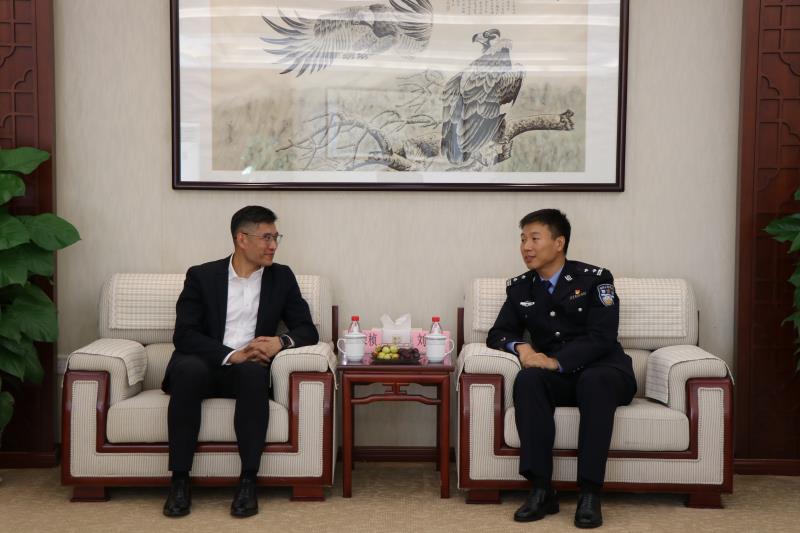 駐滬辦副主任翁榮楨（左）與溫州機場出入境邊防檢查站站長劉浩（右）會面