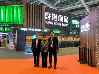 駐滬辦主任蔡亮(中)與上海市港澳辦主任科員貢書祥(左)及香港貿易發展局上海代表張汶鋒(右)於香港食品展區前合影