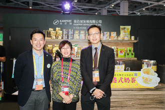 駐滬辦主任蔡亮(中)與金百加發展有限公司副總經理何鴻森(左)於展位前合影