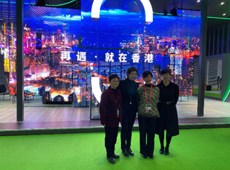 駐滬辦主任蔡亮(右二)與香港旅遊發展局中國內地區域總監魯昭儀(左二)及中國內地高級市場策劃經理李念昭(左一)合影