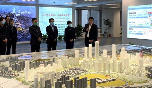 上海真如城市副中心管委會主任（右一）向駐滬辦主任蔡亮（右二）及副區長姚汝林（右三）介紹上海真如城市副中心的發展及未來規劃