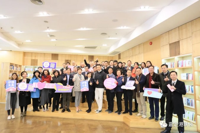 駐滬辦經貿關係總監龐錦輝（二排左一）與一眾嘉賓合影