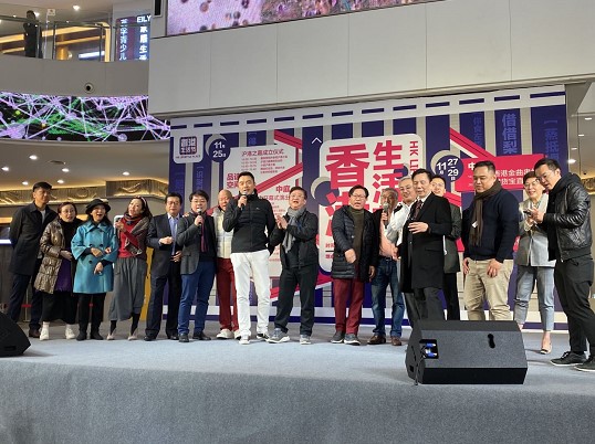 一眾嘉賓在上台獻唱香港經典金曲