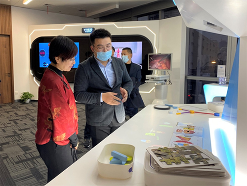 駐滬辦主任蔡亮（左一）參觀5G全球創新港時，了解5G創新技術在教育方面的最新應用。
