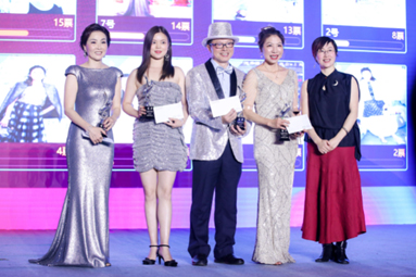 駐滬辦主任蔡亮(右)為時尚風采獎擔任頒獎嘉賓