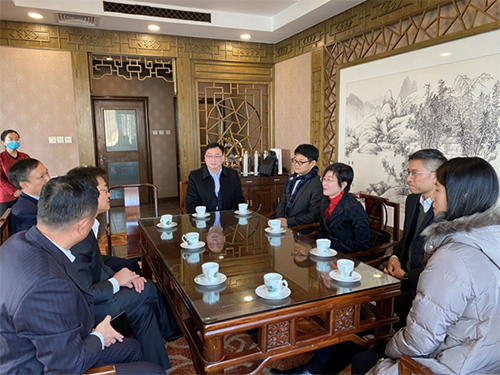 駐滬辦主任蔡亮（右三）與煙台市政協副主席梁傳松（左二）等會面
