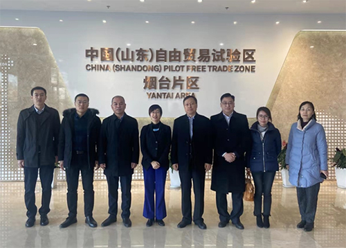 駐滬辦主任蔡亮（左四）考察中國（山東）自由貿易試驗區煙台片區展廳