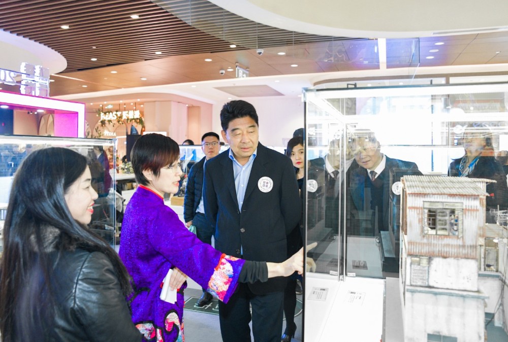 駐滬辦主任蔡亮（左二）帶領杭州市副市長柯吉欣（中）及其他嘉賓參觀微型藝術展，介紹展出作品的內容及特色。