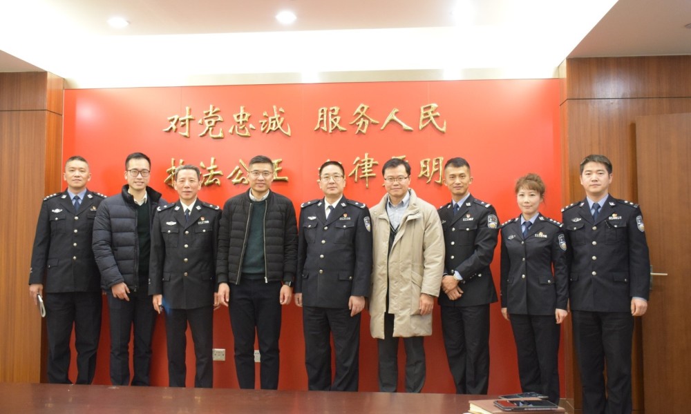 駐滬辦副主任翁榮楨（左四）與杭州市公安局出入境管理局局長杜玉泉（左五）及其他與會者會面後合影